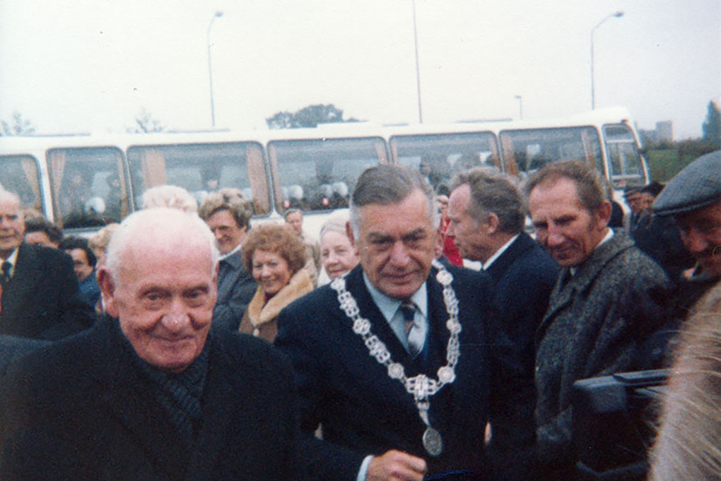 Generaal Maczek op bezoek bij de erebegraafplaats aan de Ettensebaan in Breda, Na zijn overlijden op 11 december 1994 is hij hier begraven.K